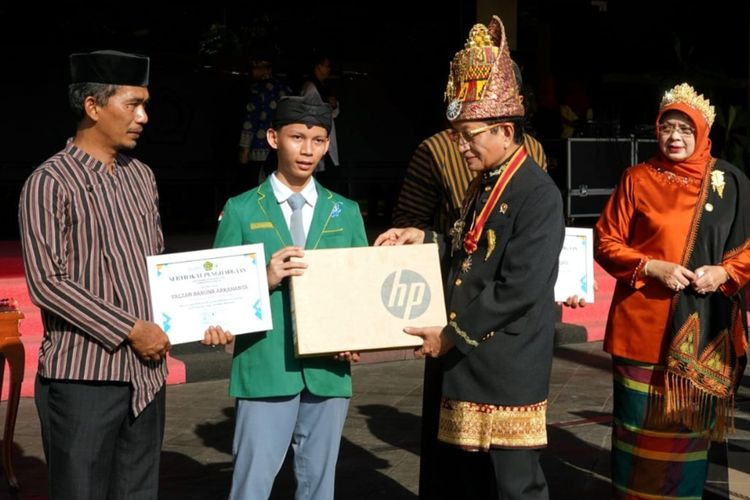 Sosok Valzan, Siswa MAN IC Pekalongan Raih 24 LoA Kampus Luar Negeri dan Dapat Hadiah Laptop dari Menag