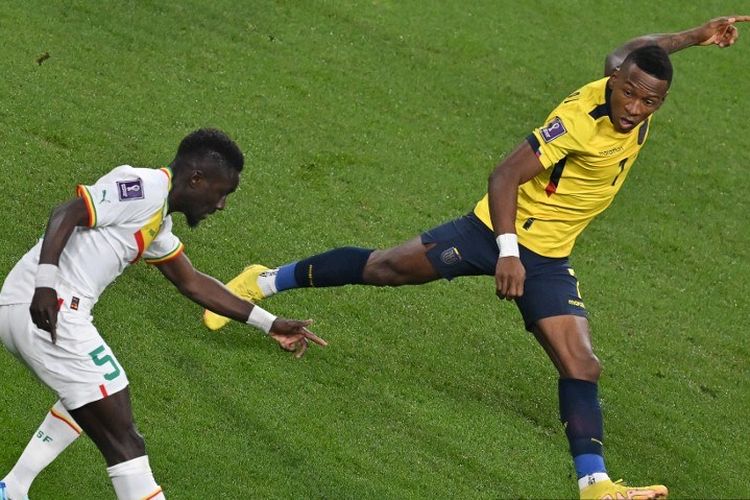Perebutan bola antara Idrissa Gueye dengan Pervis Estupinan dalam laga Grup A Piala Dunia 2022 Ekuador vs Senegal di Stadion Internasional Khalifa, 29 November 2022. (Photo by JUNG Yeon-je / AFP)