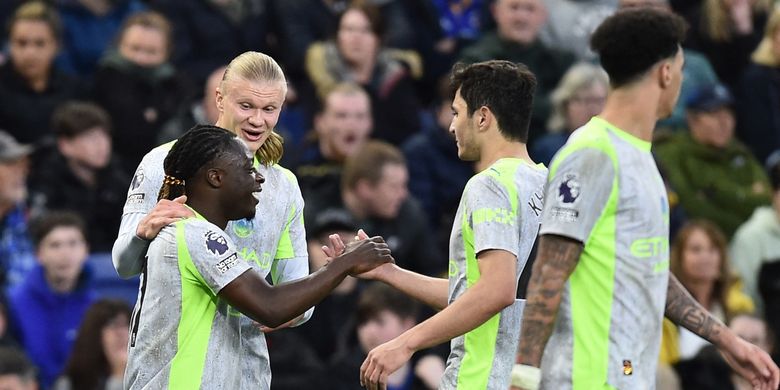 Jeremy Doku (kiri merayakan gol dengan rekan satu timnya dalam pertandingan sepak bola Liga Inggris antara Everton vs Manchester City di Stadion Hill Dickinson di Liverpool pada 4 Mei 2026. (Foto oleh PETER POWELL / AFP)