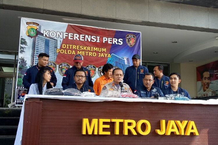Polisi telah memeriksa FY (29), pelaku penyiraman air keras di tiga lokasi wilayah Jakarta Barat, setela di tangkap pada Jumat (15/11/2019) kemarin. Dalam pemeriksaan, pelaku mengaku melakukan penyiraman air keras agar orang lain merasakan derita kurangnya perhatian yang dialaminya. 