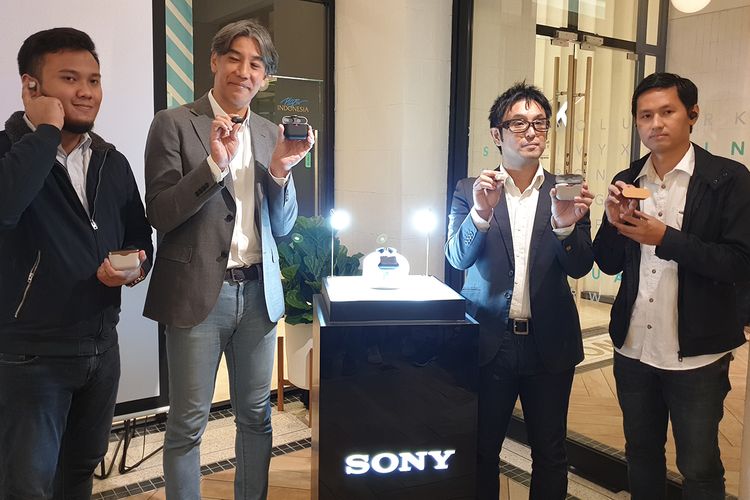 Dari kiri ke kanan: Presiden Direktur Sony Indonesia Kazuteru Makiyama (kedua dari kiri) dalam acara peluncuran earphone wireless  Sony WX-1000XM3 di Jakarta, Jumat (26/7/2019).