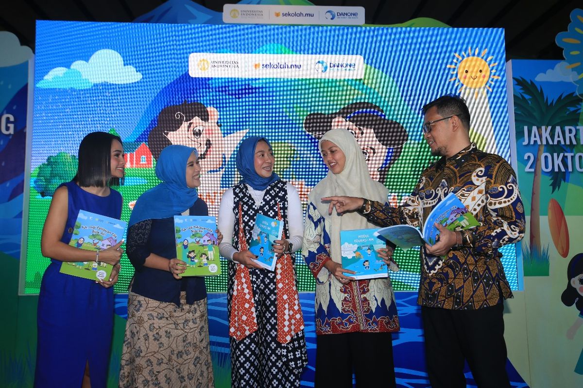 Andien Aisyah, figur publik; Najeela Shihab, Pendiri Sekolah.mu; Vera Galuh Sugijanto, VP General Secretary Danone Indonesia; Dr. Cindy Rianti Priadi, Kepala Prodi Teknik Lingkungan Universitas Indonesia; dan Karyanto Wibowo, Direktur Sustainable Development Danone Indonesia; dalam acara Media Briefing Program Edukasi Air ?Pahlawan Cilik Bijak Air? di Restoran KAUM, Jakarta. Senin (2/10/2023).