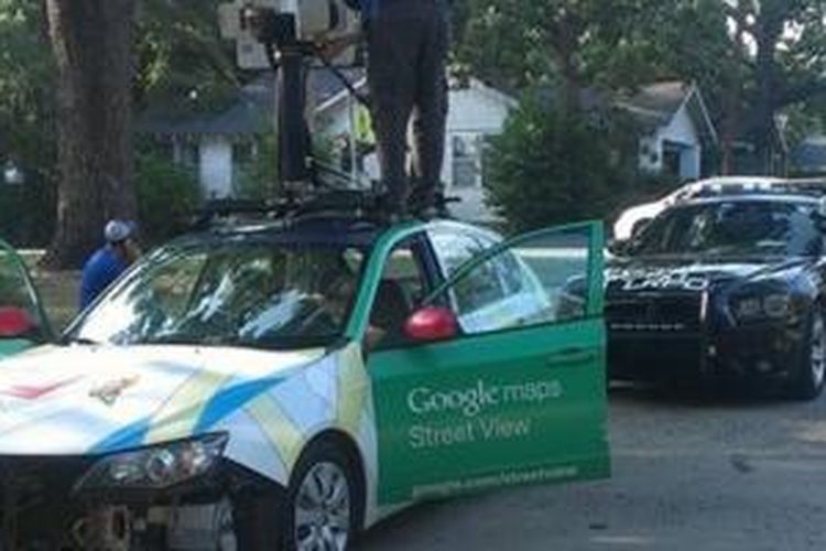 Mobil Google Street View diperiksa setelah menabrak mobil lain di daerah Arkansas, AS 