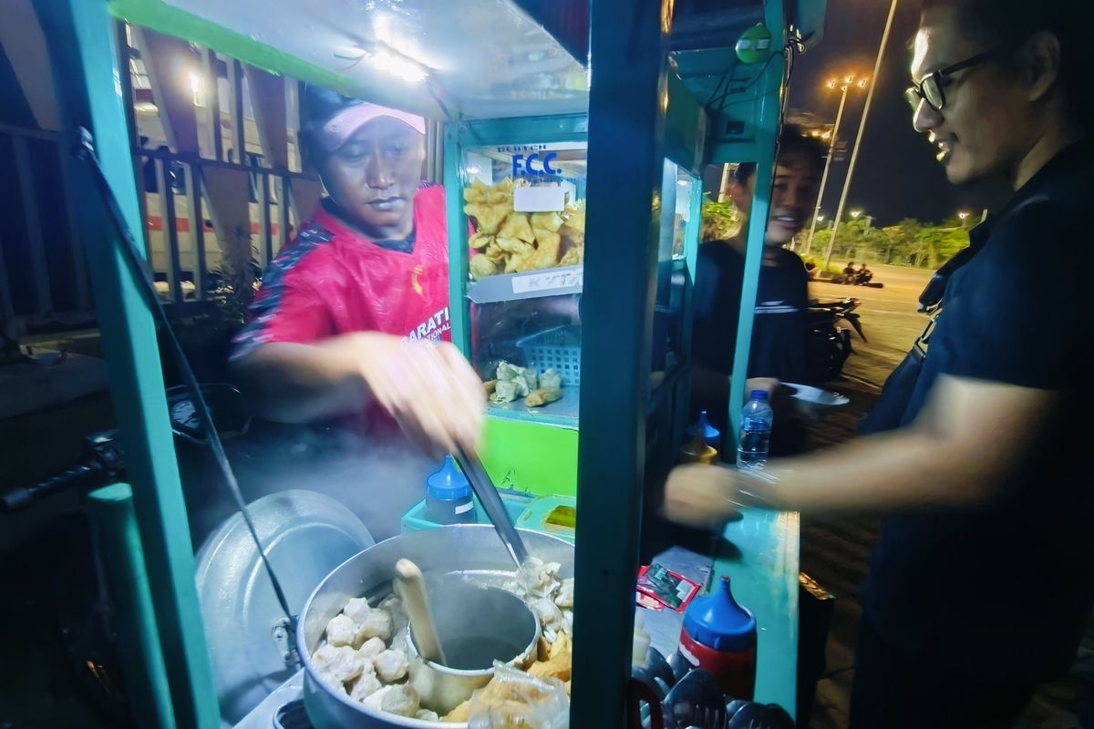 Lutfidianto salah satu pedagang bakso yang biasa berjualan di sekitar Stadion Gelora Bung Tomo Surabaya, Jawa Timur.