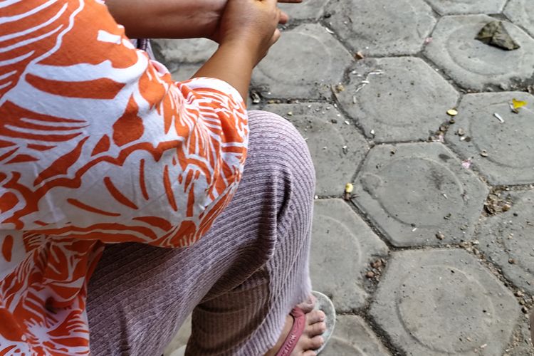 MR (44) adalah orang dengan alzheimer asal Kabupaten Banyuwangi yang mendapat dukungan dari keluarga sehingga bisa bekerja dan beraktivitas seperti biasa.