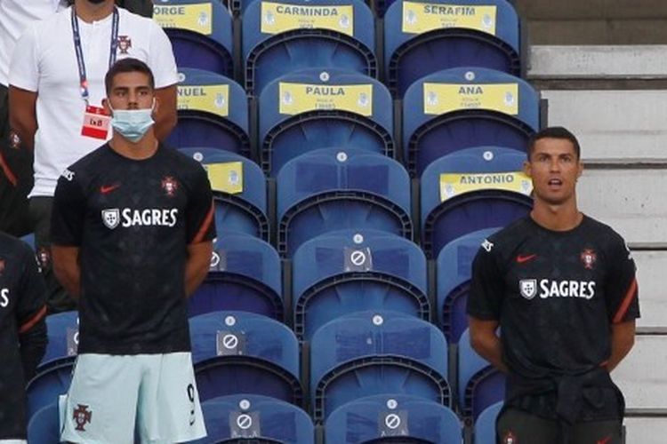 Cristiano Ronaldo tidak memakai masker saat menyaksikan pertandingan Portugal vs Kroasia pada UEFA Nations League di Estadio do Dragao, Porto, 5 September 2020.