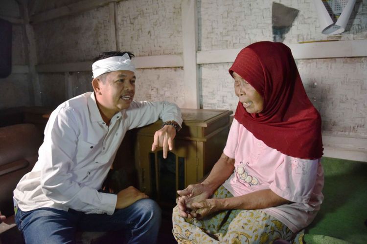 Dedi Mulyadi saat berkunjung ke rumah Nek Iwik, di Cisayong, Kabupaten Tasikmalaya, Senin (12/2/2018).