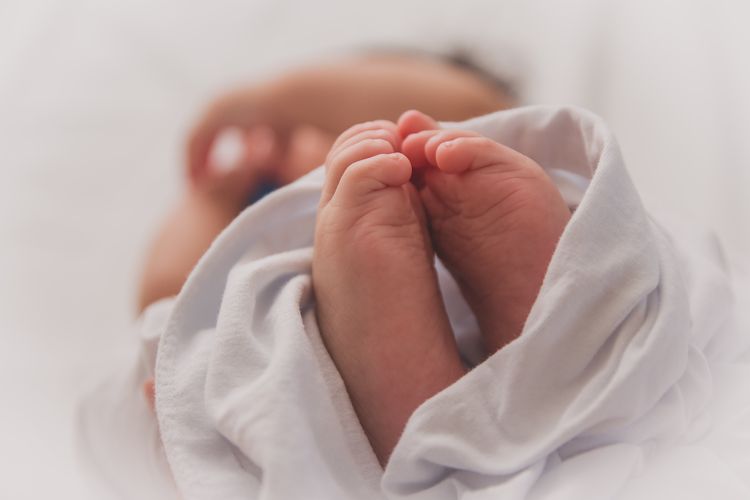 Ompol bayi bisa meninggalkan aroma tak sedap di permukaan kasur.