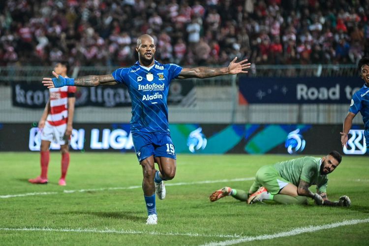 Selebrasi David Da Silva usai mencetak gol dalam pertandingan Madura United vs Persib pada leg kedua Championship Series Liga 1 2023-2024 di Stadion Gelora Bangkalan, Jawa Timur, Jumat (31/5/2024). 