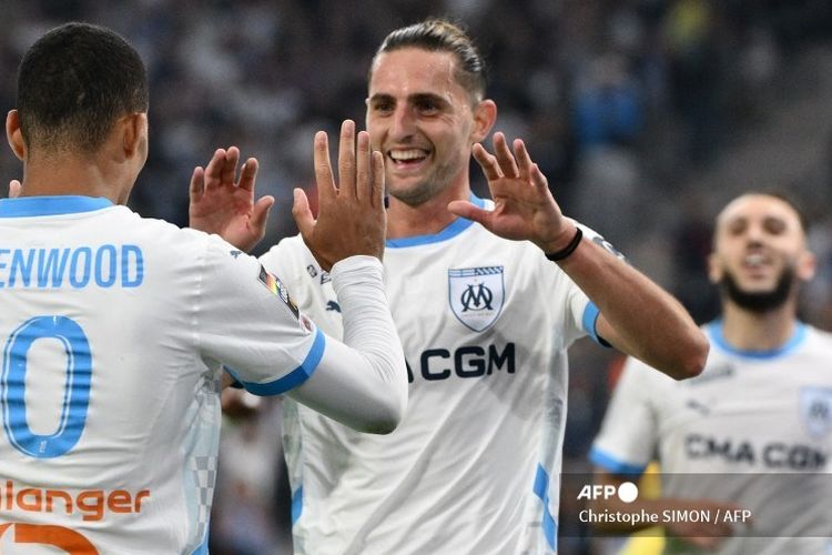 Gelandang Marseille, Adrien Rabiot, merayakan gol bersama Mason Greenwood pada lanjutan laga Liga Perancis 2024-2025.
