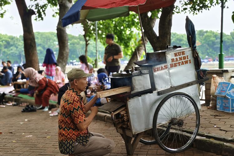 Kuliner di kawasan Setu Babakan, Perkampungan Budaya Betawi, Jakarta Selatan, Jumat (29/12/2023). 