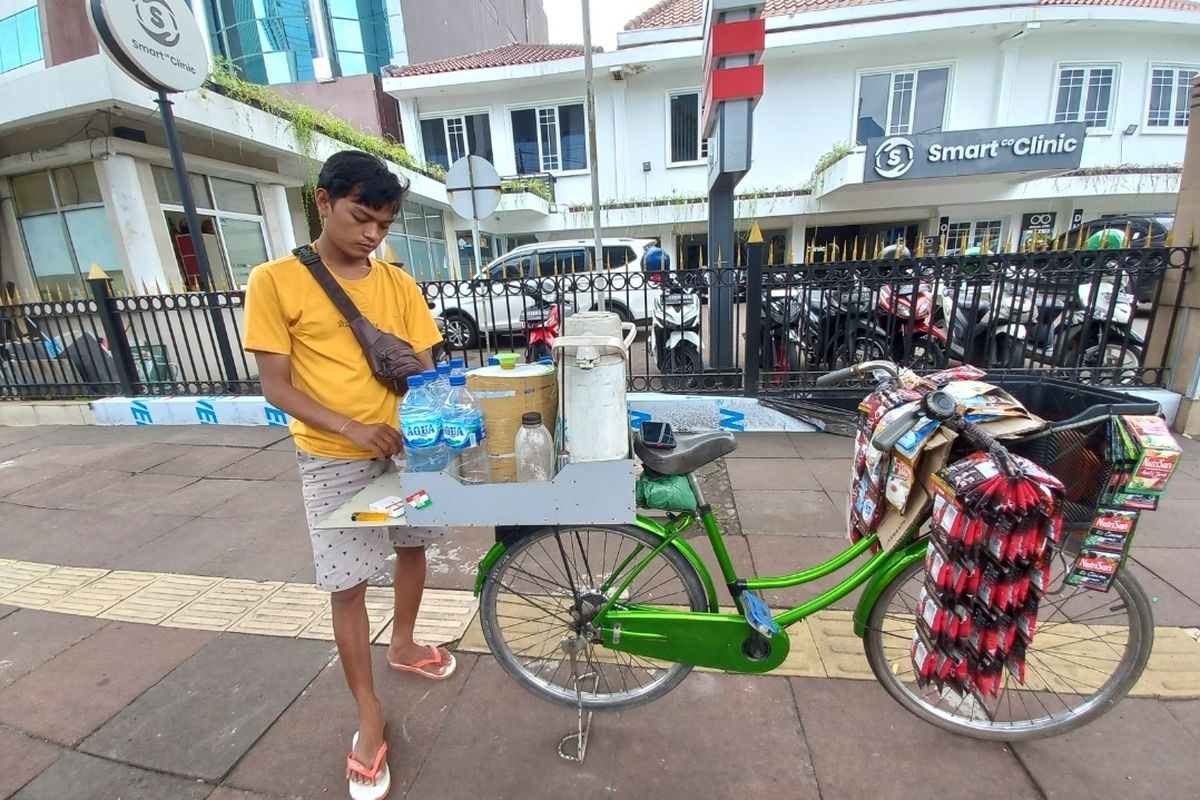 Mahdi (20), pedagang kopi Starbucks keliling atau starling sedang mangkal di Jalan Imam Bonjol, Menteng, Jalarta Pusat pada Senin (30/1/2023).