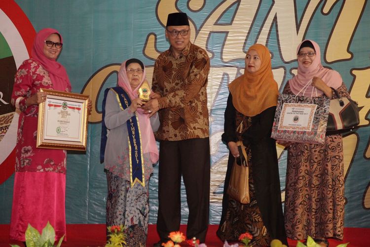Rais Syuriah PBNU KH Asad Ali menyerahkan penghargaan ke Nyai Hj Muchasonah (nomor dua dri kiri), perwakilan keluarga besar KH Bisri Syansyuri yang dianugerahi gelar Pahlawan Santri dalam ajang Santri of The Year 2017 di Jakarta, Minggu (22/10/2017).