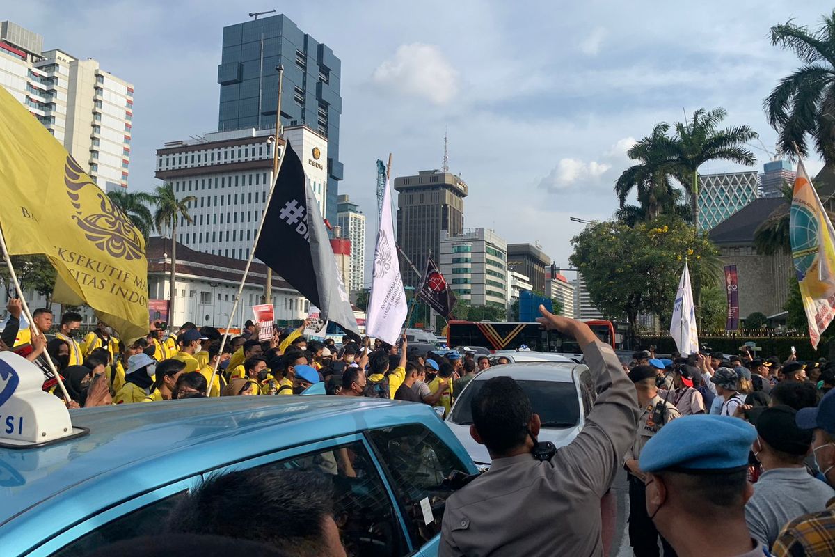 Arus lalu lintas dari Jalan MH Thamrin menuju Jalan Budi Kemuliaan dan Jalan Medan Merdeka Selatan, Jakarta Pusat, tersendat imbas adanya aksi unjuk rasa mahasiswa dari berbagai universitas, Jumat (30/9/2022). 