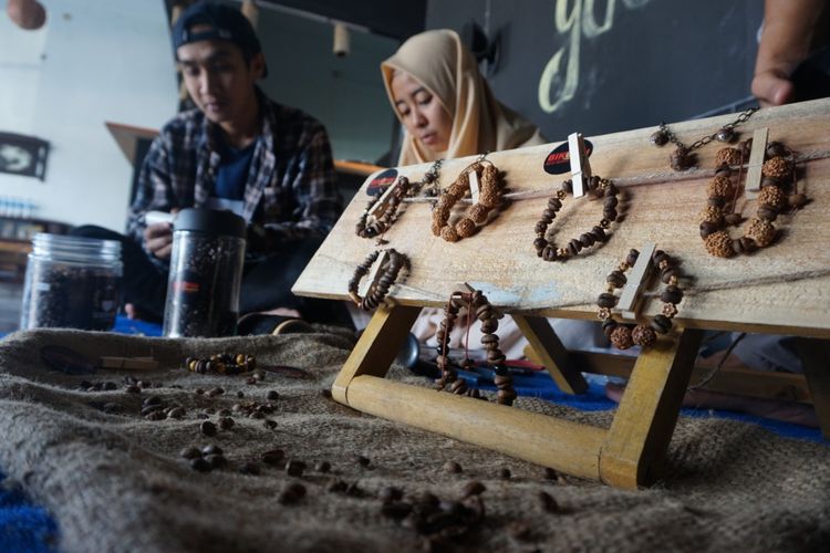 Hafid dan Cici, anggota karangtaruna Desa Singolatren sedang membuat aksesoris dari biji kopi