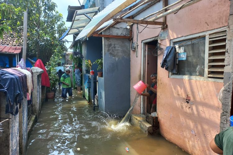 Banjir masih merendam rumah warga di Jalan Sawah Tiga, Mampang, Pancoran Mas, Depok pada Senin (25/7/2022). Sejumlah warga sibuk membaung air banjir yang memasuki kediamannya.