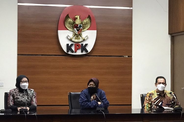 Menteri Sosial Tri Rismaharini dalam konferensi pers di Gedung Merah Putih KPK, Jakarta pada Selasa (16/11/2011). Risma hadir bersama jajaran Kementerian Sosial mengikuti acara Penguatan Antikorupsi Penyelenggara Negara Berintegritas (PAKU Integritas) di KPK.