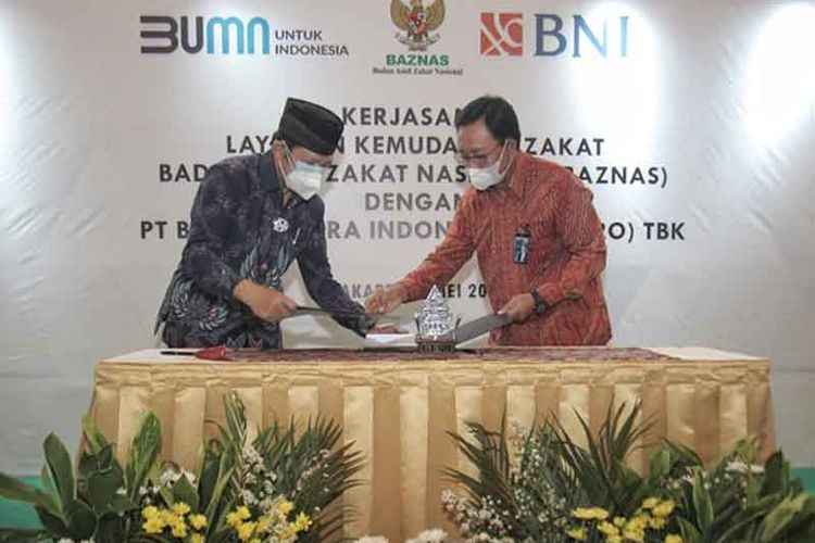 Ketua Baznas KH Noor Ahmad (kiri) dan Direktur Hubungan Kelembagaan BNI Sis Apik Wijayanto (kanan) menandatangani nota kesepahaman tentang penciptaan kanal digitalisasi pengelolaan zakat Rabu (5/5/2021).