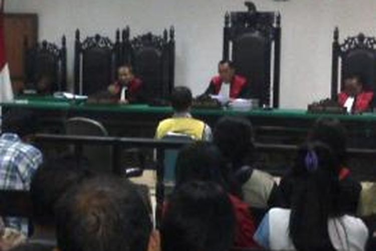 Suasana sidang pembacaan vonis majelis hakim Tipikor Kupang terhadap Ketua DPRD TTU Robertus Vinsensius Nailiu. Robertus divonis hukuman 5 tahun penjara karena korupsi dana bansos.