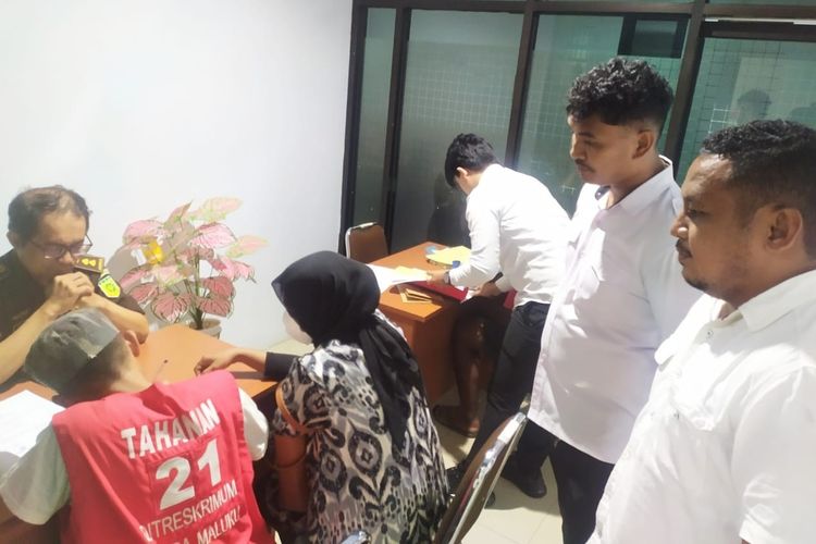 Penyidik Direktorat Reserse Kriminal Umum (Ditreskrimum) Polda Maluku menyerahkan seorang tersangka kasus pembakaran rumah warga Desa Hunuth, Kota Ambon berinisial AP alias Uya kepada Jaksa Penutut Umum (JPU) Kejaksaan Tinggi Maluku, Selasa (28/10/2025).