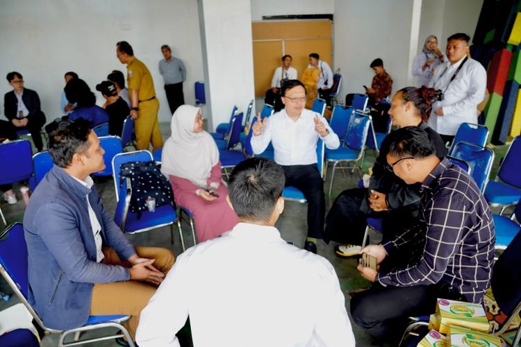 Deputi Bidang Koordinasi Pemberdayaan Ekonomi Masyarakat dan Perlindungan Pekerja Migran Kemenko PM, Leontinus Alpha Edison saat mengobrol dengan berbagai komunitas di Bandung, salah satunya komunitas games. 