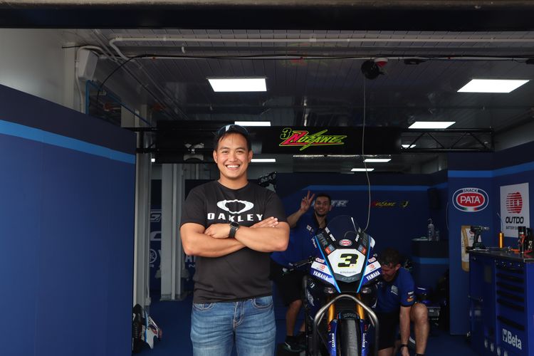 Pembalap Indonesia, Doni Tata saat di paddock Tim Yamaha yang mengikuti World World Superbike 2022 di Sirkuit Pertamina Mandalika, Lombok, Nusa Tenggara Barat, Sabtu (12/11/2022) sore.