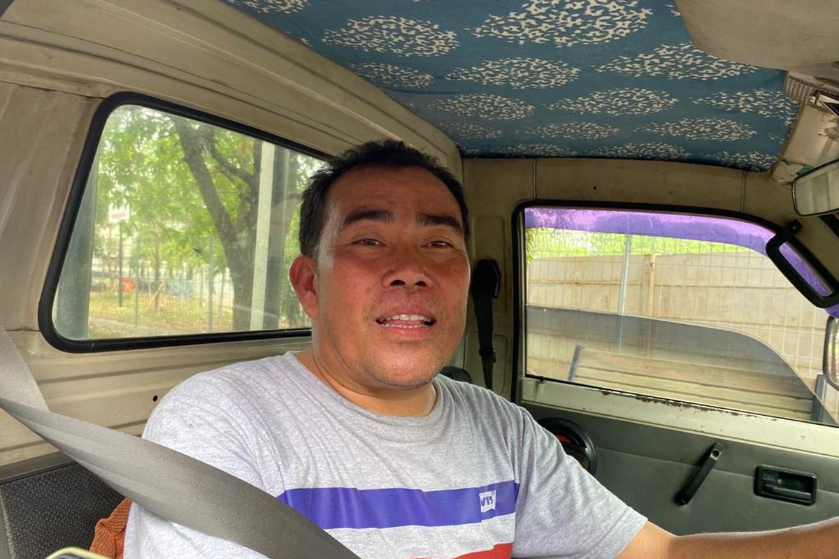 Pengemudi mobil pikap bernama Tatang merasa senang lantaran kendaraannya lulus uji emisi di kawasan Kembangan, Jakarta Barat, Rabu (1/11/2023).