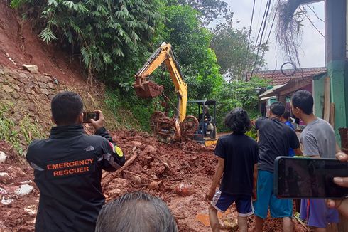 Longsor di Pamulang akibat Hujan Deras, 3 Motor Warga Tertimbun