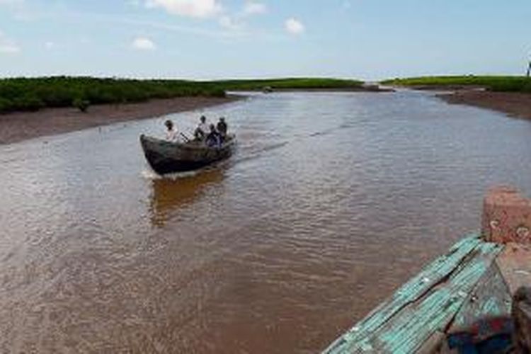 Berangkat dan pulang. Kehidupan nelayan di delta Sungai Merah, Provinsi Nam Dinh, Vietnam.