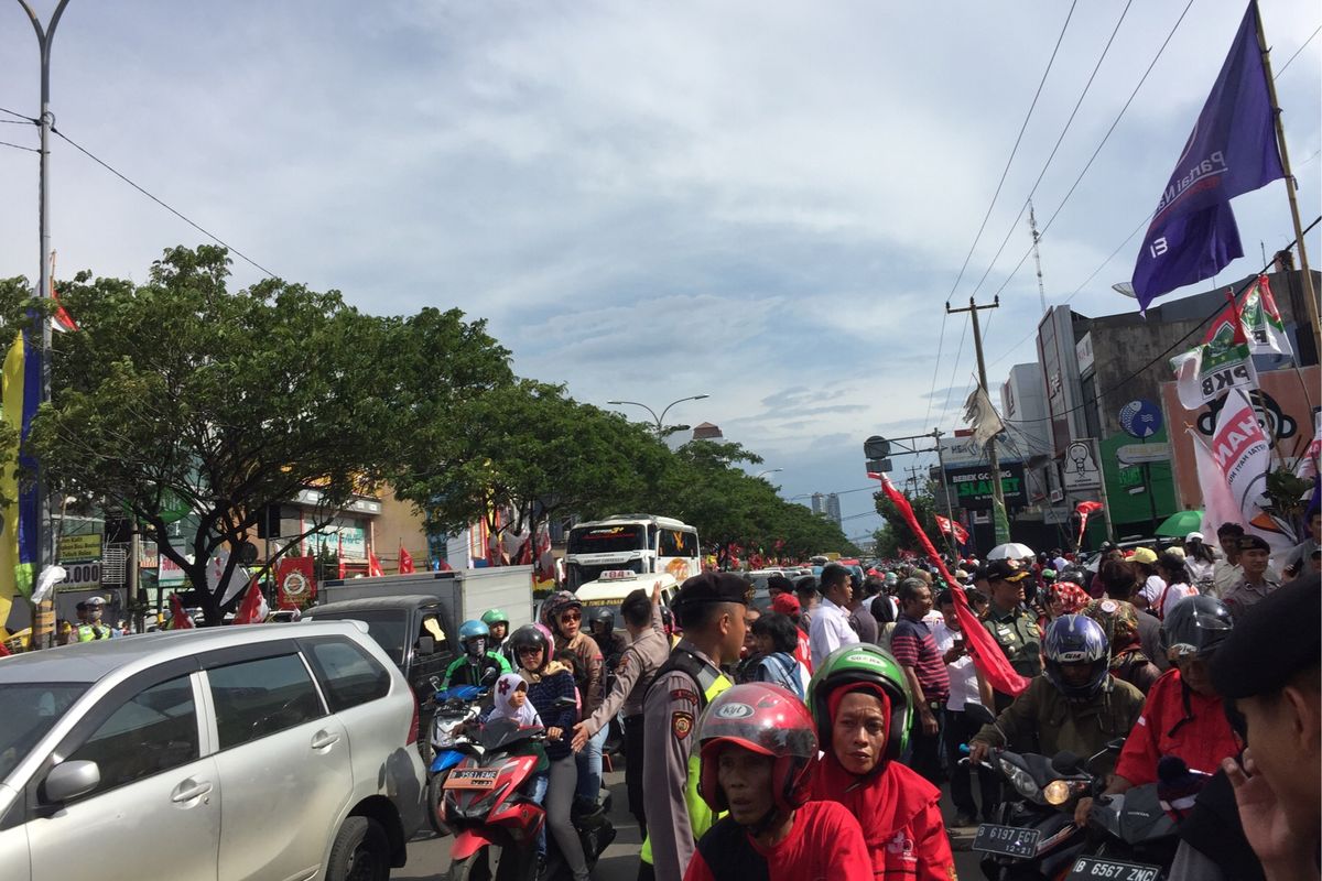 Arus lalu lintas tersendat di Jalan Margonda, Depok, Kamis (11/4/2019).