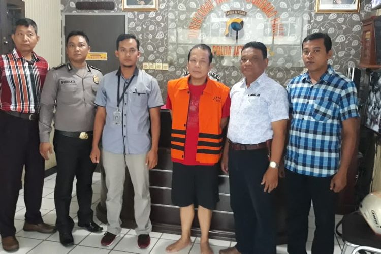 Wakil Ketua DPR Taufik Kurniawan (mengenakan rompi tahanan KPK) saat di Polda Jawa Tengah