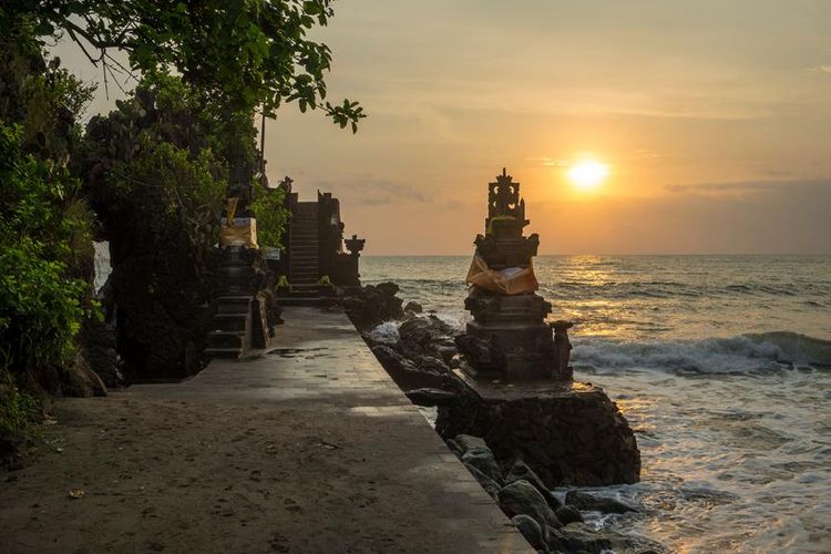 Pura Batu Bolong di Lombok Barat.