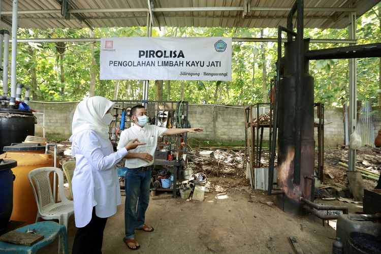 Bupati Banyuwangi Ipuk Fiestiandani  saat mengunjungi pengolahan limbah kayu jati dijadikan pupuk cair di  Desa Siliragung, Kecamatan Siliragung, Banyuwangi, Jawa Timur.