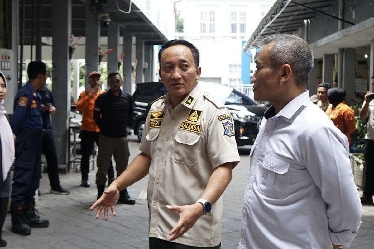 Kepala BPBD Surabaya, Agus Hebi Djuniantoro (kiri), Jumat (13/9/2024).