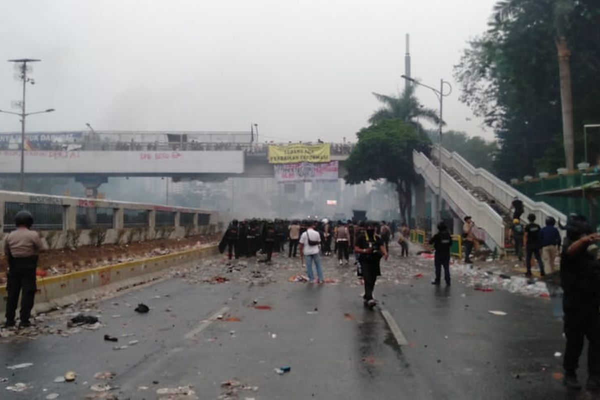 Kerusuhan masih pecah di jalan Gatot Subroto, Jakarta, Selasa (24/9/2019) sore, imbas dari aksi unjuk rasa mahasiswa di depan Kompleks Parlemen Senayan, Jakarta.