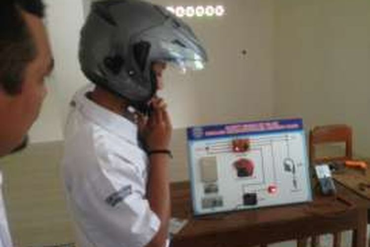 Salah satu siswa SMK N 1 Ngawen saat mempraktikkan cara kerja alat  Safety riding Kit S2-HK 