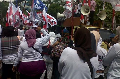 Aksi Para Wanita Pendukung Prabowo di Depan Gedung MK  