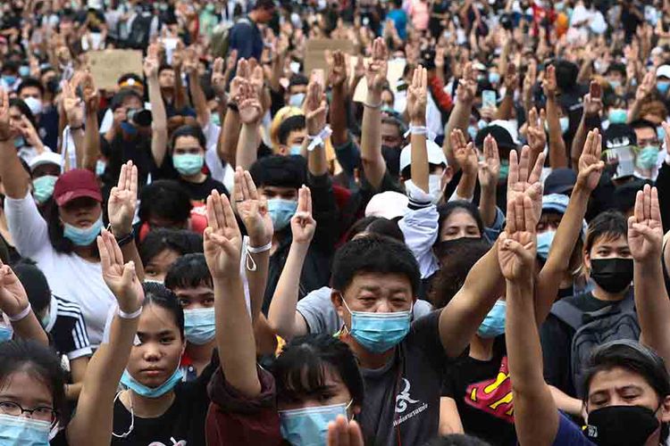 Massa pro-demokrasi menggelar aksi unjuk rasa menentang dekrit darurat oleh Pemerintah Thailand, di Bangkok, Thailand, Kamis (15/10/2020). Puluhan ribu orang turun ke jalan memprotes keputusan Pemerintah mengeluarkan dekrit darurat yang melarang kerumunan dan pembatasan media.