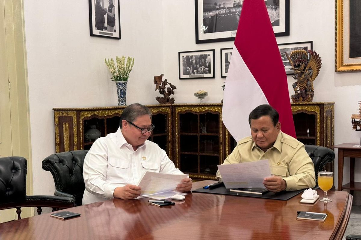 Presiden Prabowo Subianto dan Menteri Koordinator Bidang Perekonomian Airlangga Hartarto dalam sebuah kesempatan.

