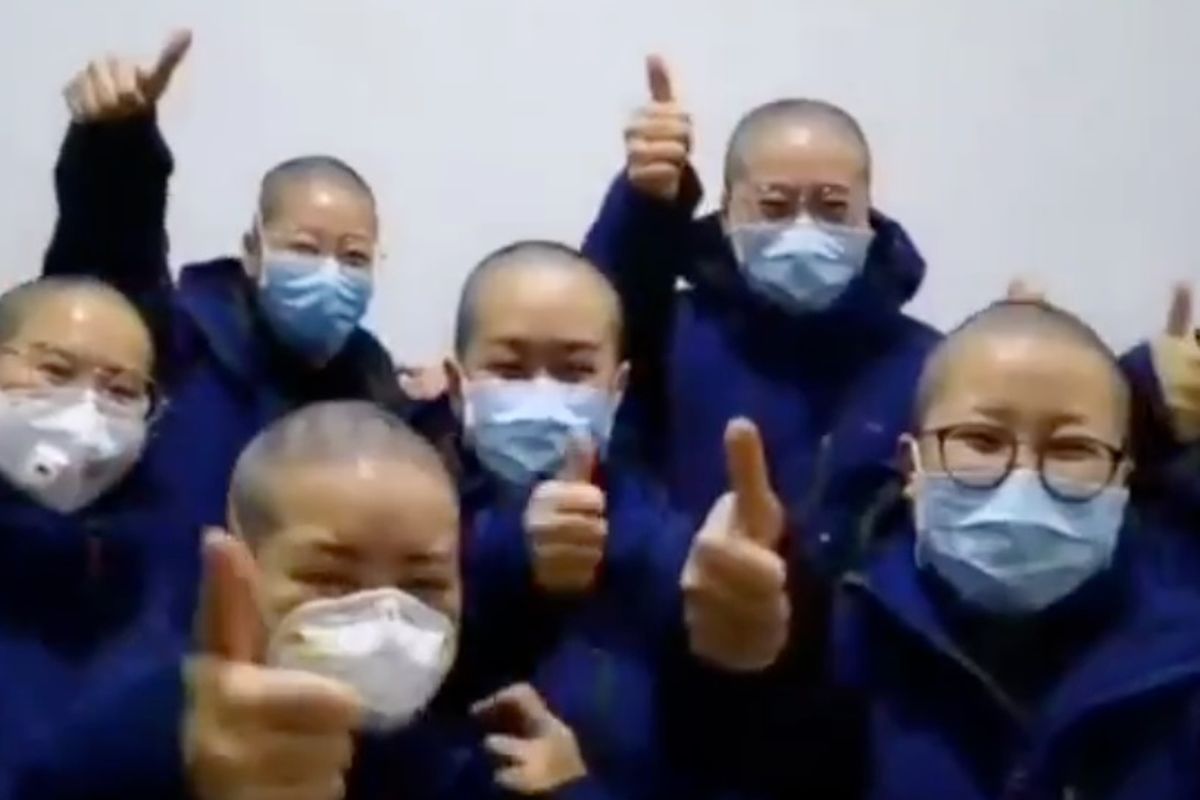 Foto yang diunggah media China Xinhua di Twitter memperlihatkan para perawat yang bertugas di Wuhan gundul. Mereka memangkas habis rambut mereka guna menghindari infeksi silang ketika merawat pasien virus corona.