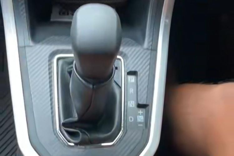 Tuas transmisi mobil Toyota matik CVT