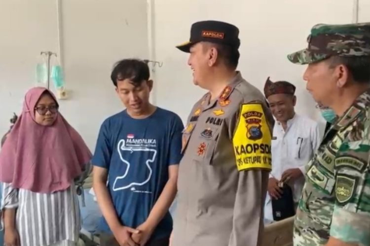 Kapolda Riau Irjen Muhammad Iqbal saat menemui korban kapal SB Evelyn Calisca yang tenggelam di perairan Kabupaten Indragiri Hilir, Riau, Jumat (28/4/2023).