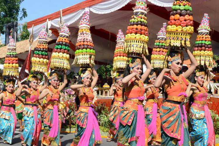 Pawai Pesta Kesenian Bali (PKB) Ke-39 digelar di Jalan Raya Puputan, Denpasar, Bali, Sabtu (10/6/2017). Pelepasan pawai dilakukan oleh Menteri Dalam Negeri Tjahjo Kumolo menggantikan Presiden Joko Widodo yang berhalangan hadir. PKB berlangsung selama sebulan penuh di Taman Budaya Bali atau Art Center dari 10 Juni hingga 8 Juli 2017.