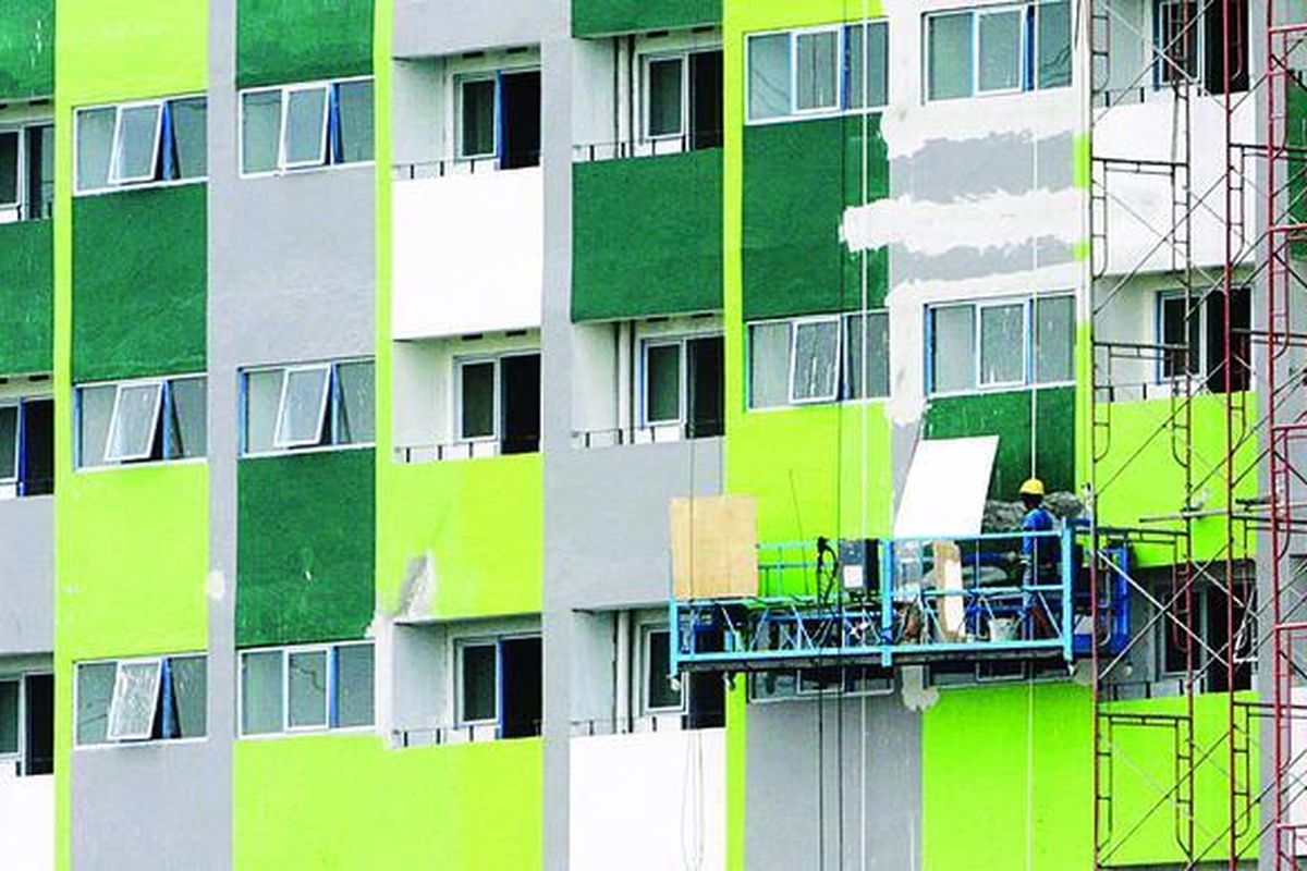 Pekerja merampungkan pembangunan rumah susun sederhana di kawasan Pulo Gebang, Jakarta. Pembangunan rumah susun ini untuk memenuhi kebutuhan perumahan bagi masyarakat.