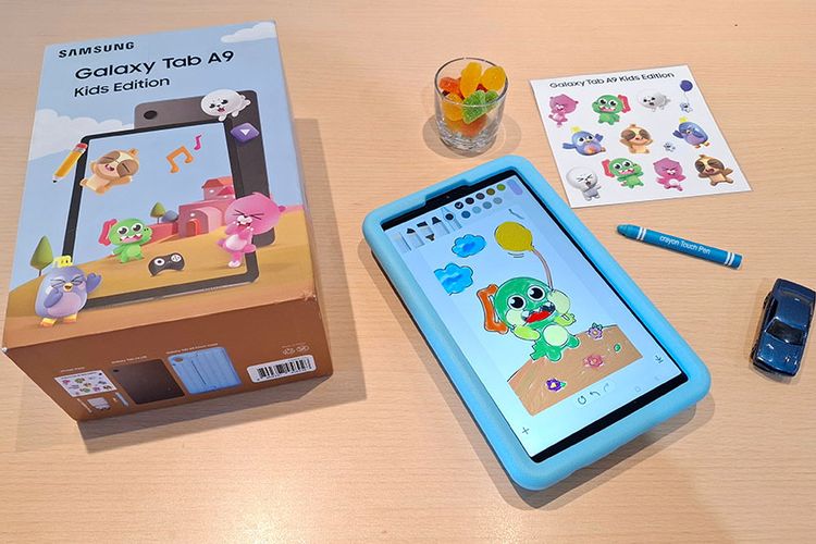 llustrasi menggambar di Samsung Tab A9 Kids Edition disertai dengan pen digital layaknya krayon asli