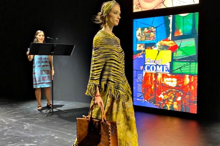 Kain Endek Bali digunakan oleh rumah mode Christian Dior untuk koleksi Spring/Summer 2021.