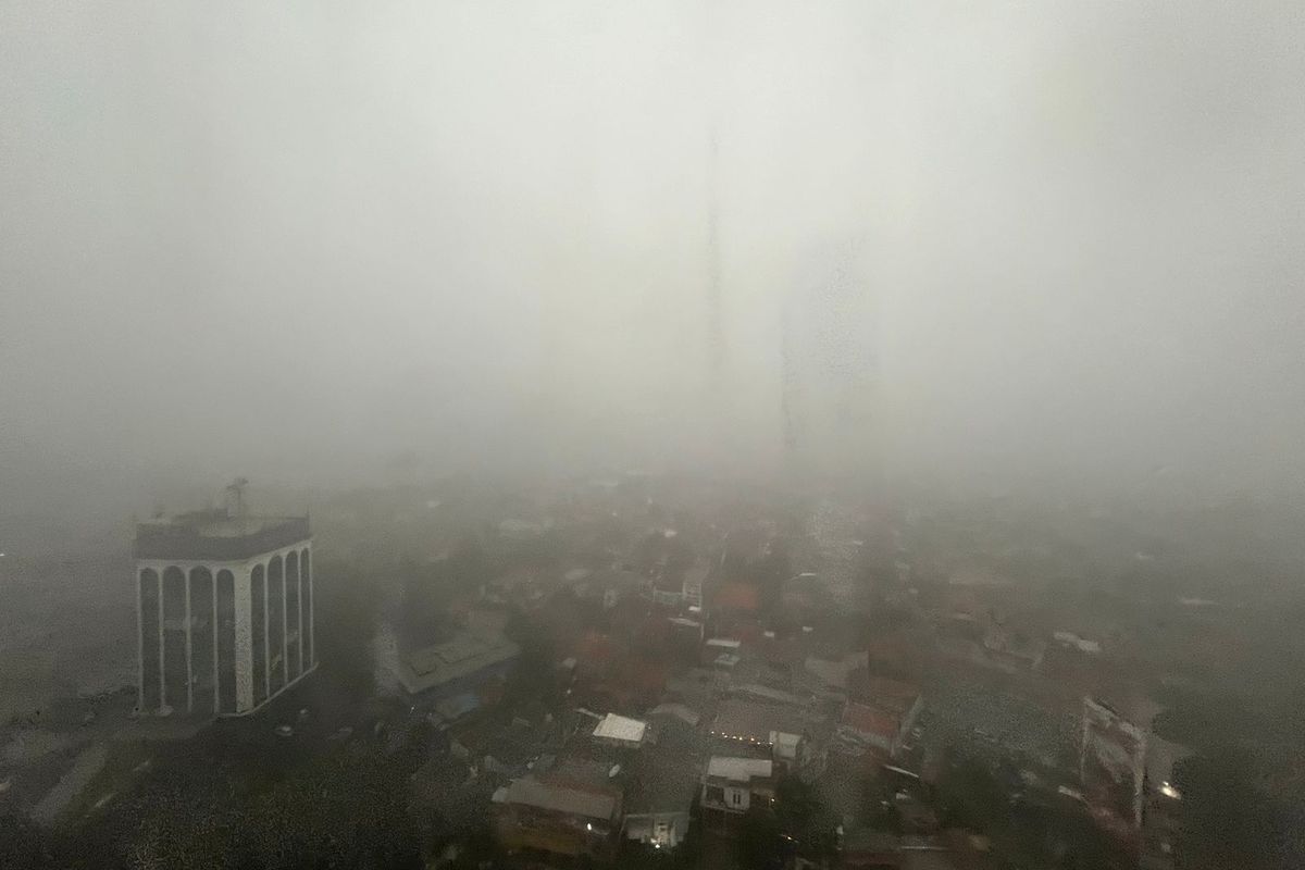 Kondisi hujan intensitas deras di wilayah Kedoya, Jakarta Barat, Rabu (3/7/2024) sekitar pukul 16.45 WIB.