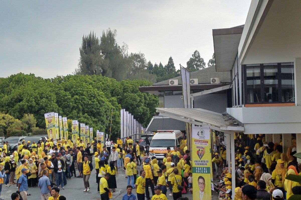 Sejumlah simpatisan Partai Golkar berkumpul untuk mengikuti kampanye penutup Partai Golkar di Bandung, Jawa Barat, Jumat (9/2/2024).