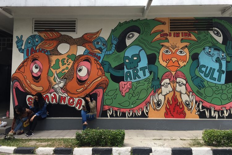 Pengunjung berfoto di spot mural yang ada di Galeri Nasional Indonesia, Jakarta, Kamis (11/1/2018). 