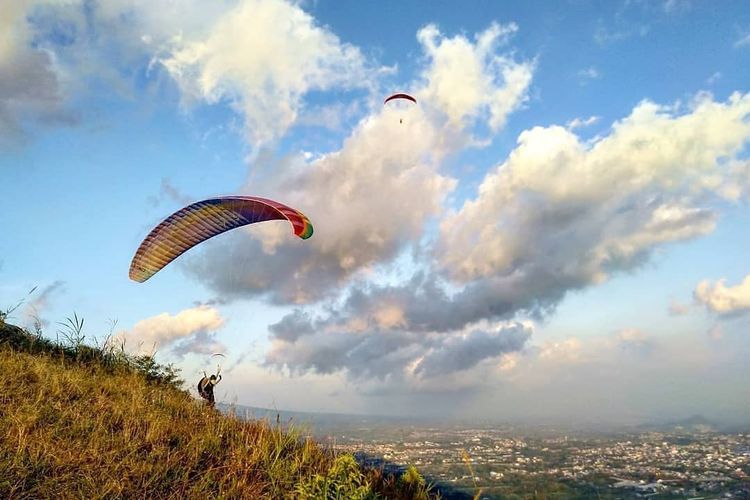 Tandem Paralayang di kawasan Gunung Banyak